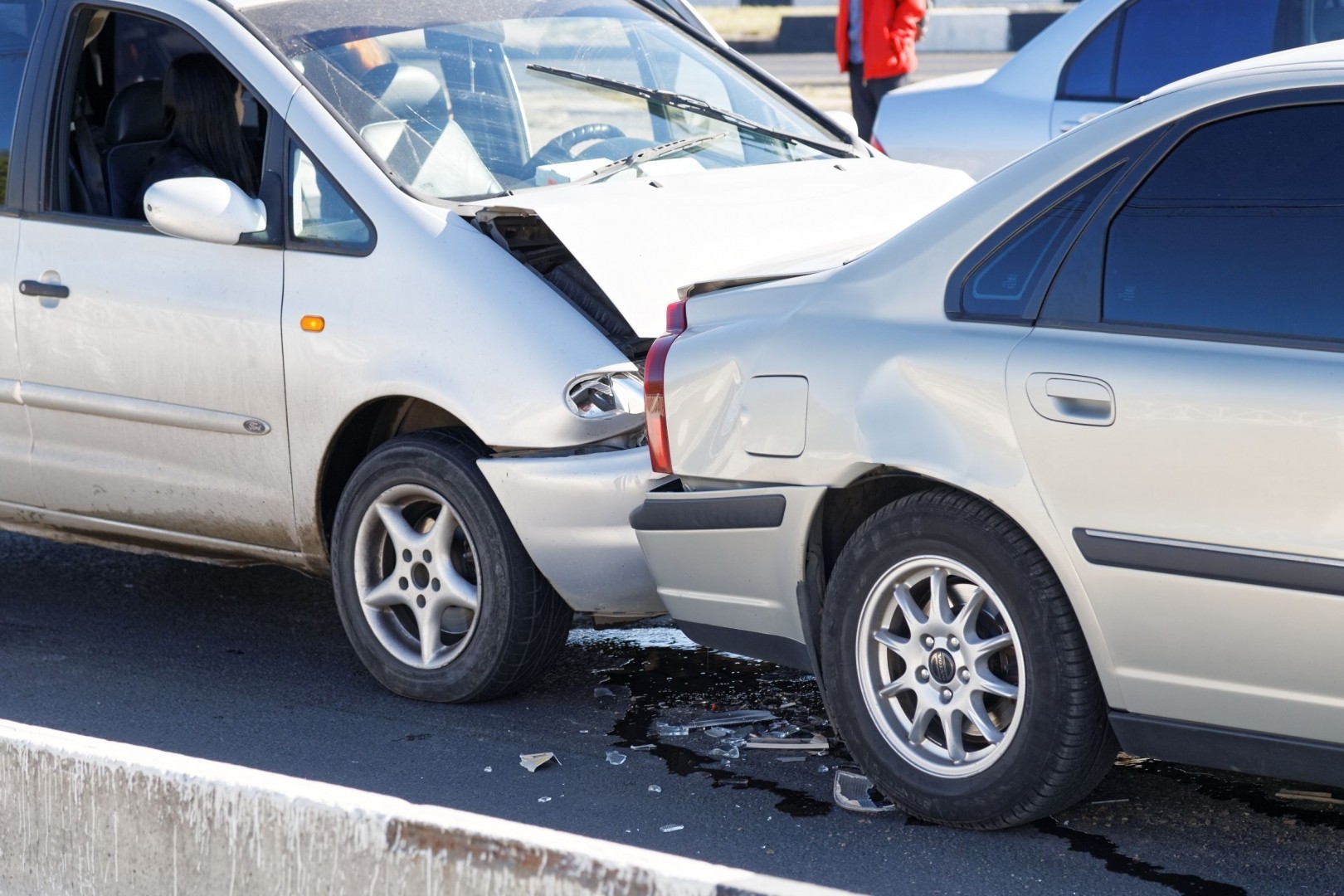 Bateram-lhe no carro e fugiram? Saiba o que deve fazer