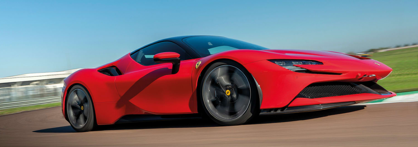 Novo Ferrari SF90 Stradale apresenta-se nas ruas do Mónaco